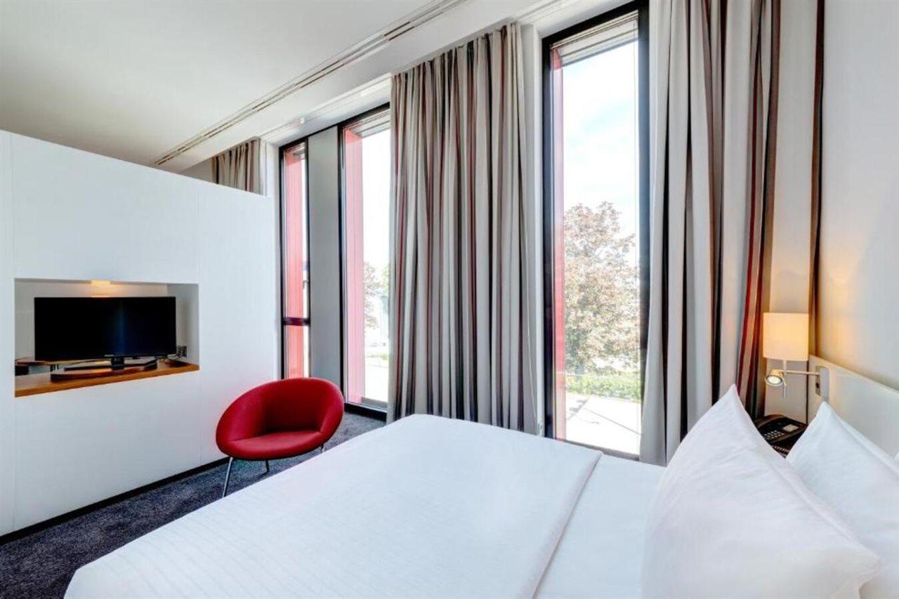 Hilton Garden Inn Stuttgart Neckarpark Экстерьер фото