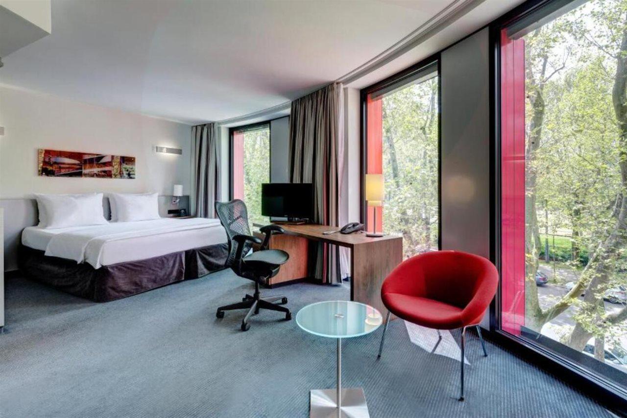 Hilton Garden Inn Stuttgart Neckarpark Экстерьер фото