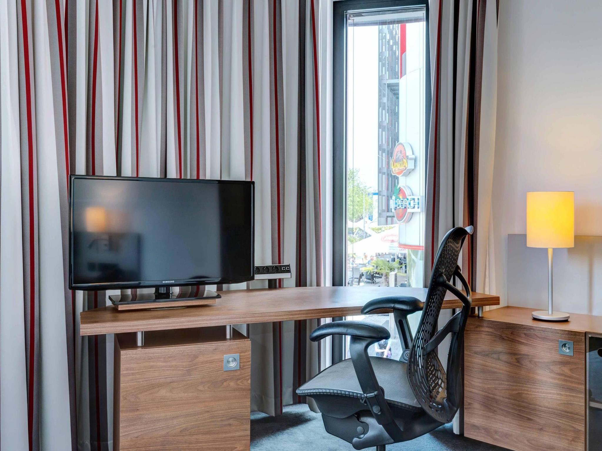 Hilton Garden Inn Stuttgart Neckarpark Экстерьер фото
