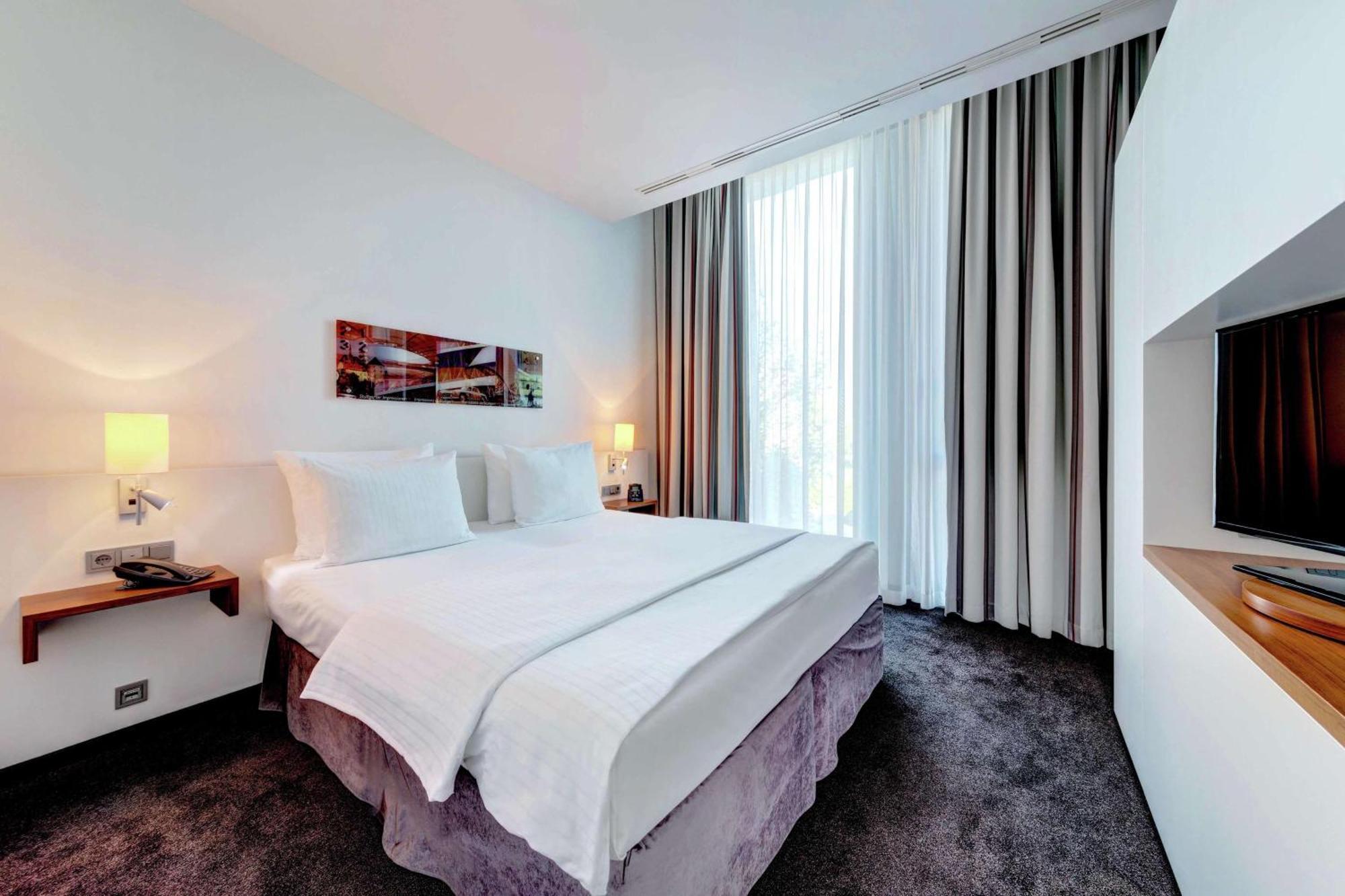 Hilton Garden Inn Stuttgart Neckarpark Экстерьер фото