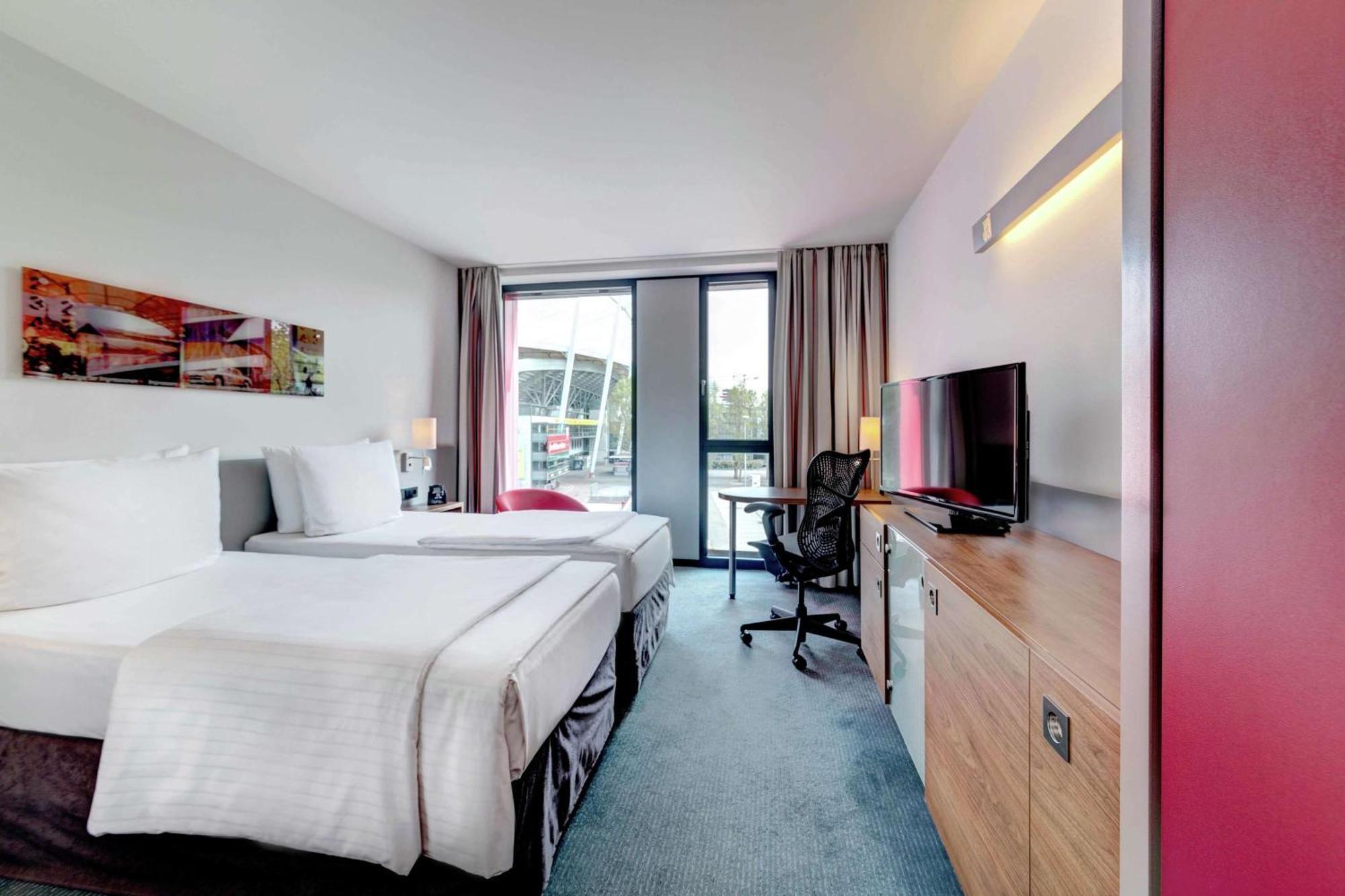Hilton Garden Inn Stuttgart Neckarpark Экстерьер фото