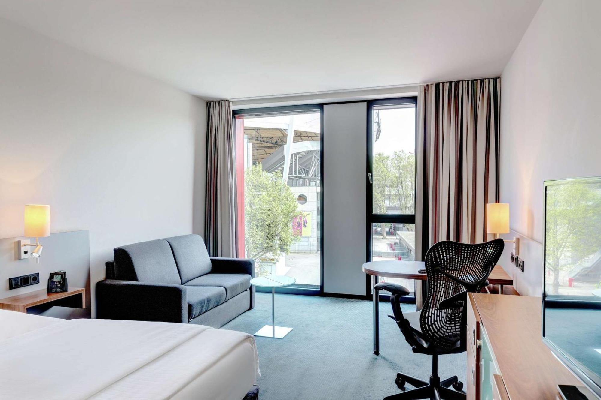Hilton Garden Inn Stuttgart Neckarpark Экстерьер фото