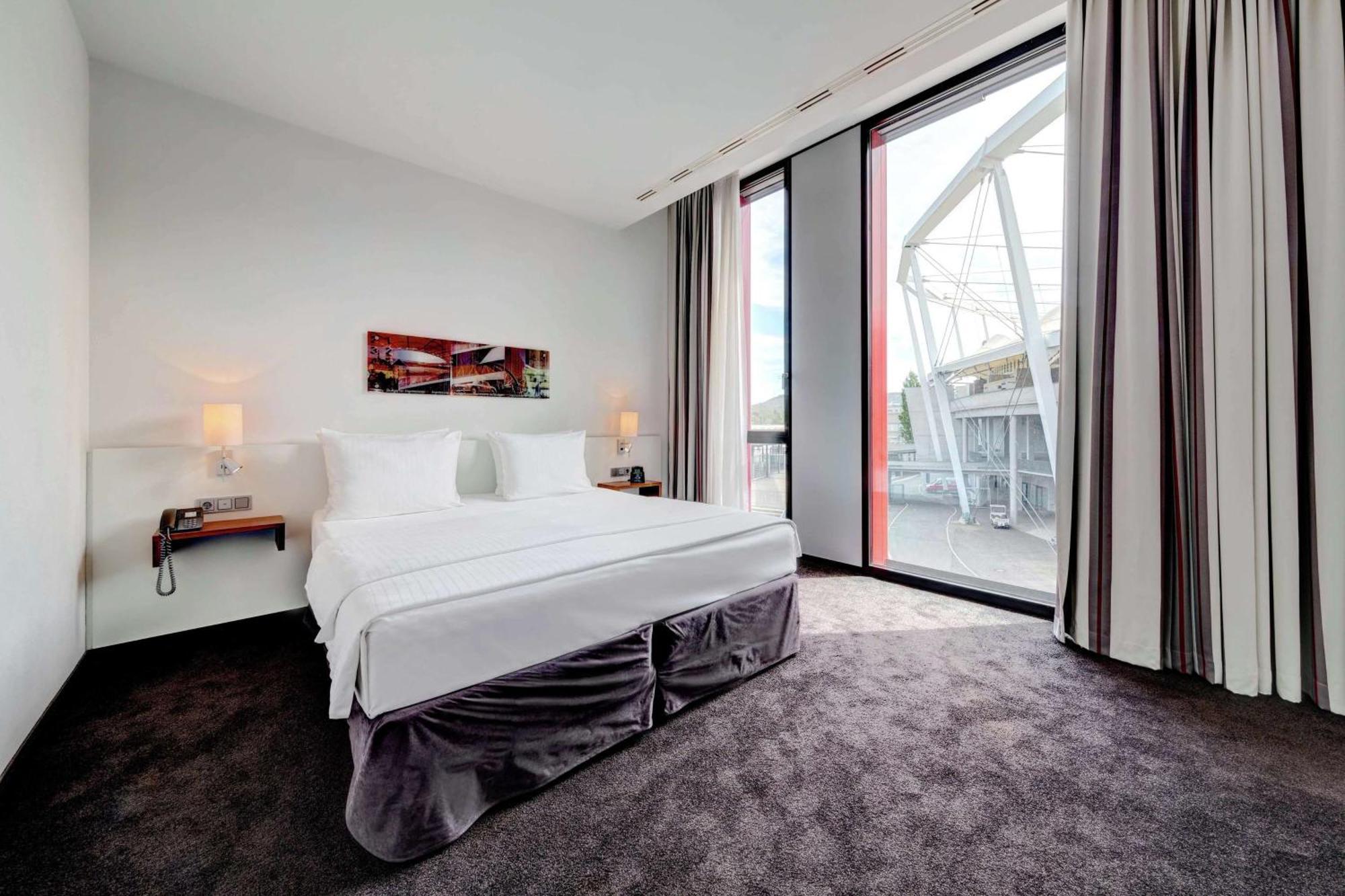 Hilton Garden Inn Stuttgart Neckarpark Экстерьер фото