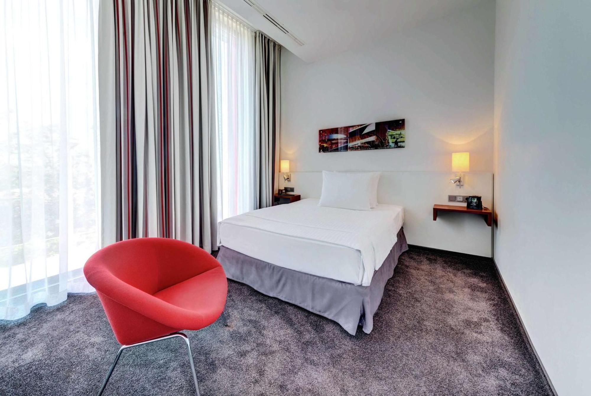 Hilton Garden Inn Stuttgart Neckarpark Экстерьер фото