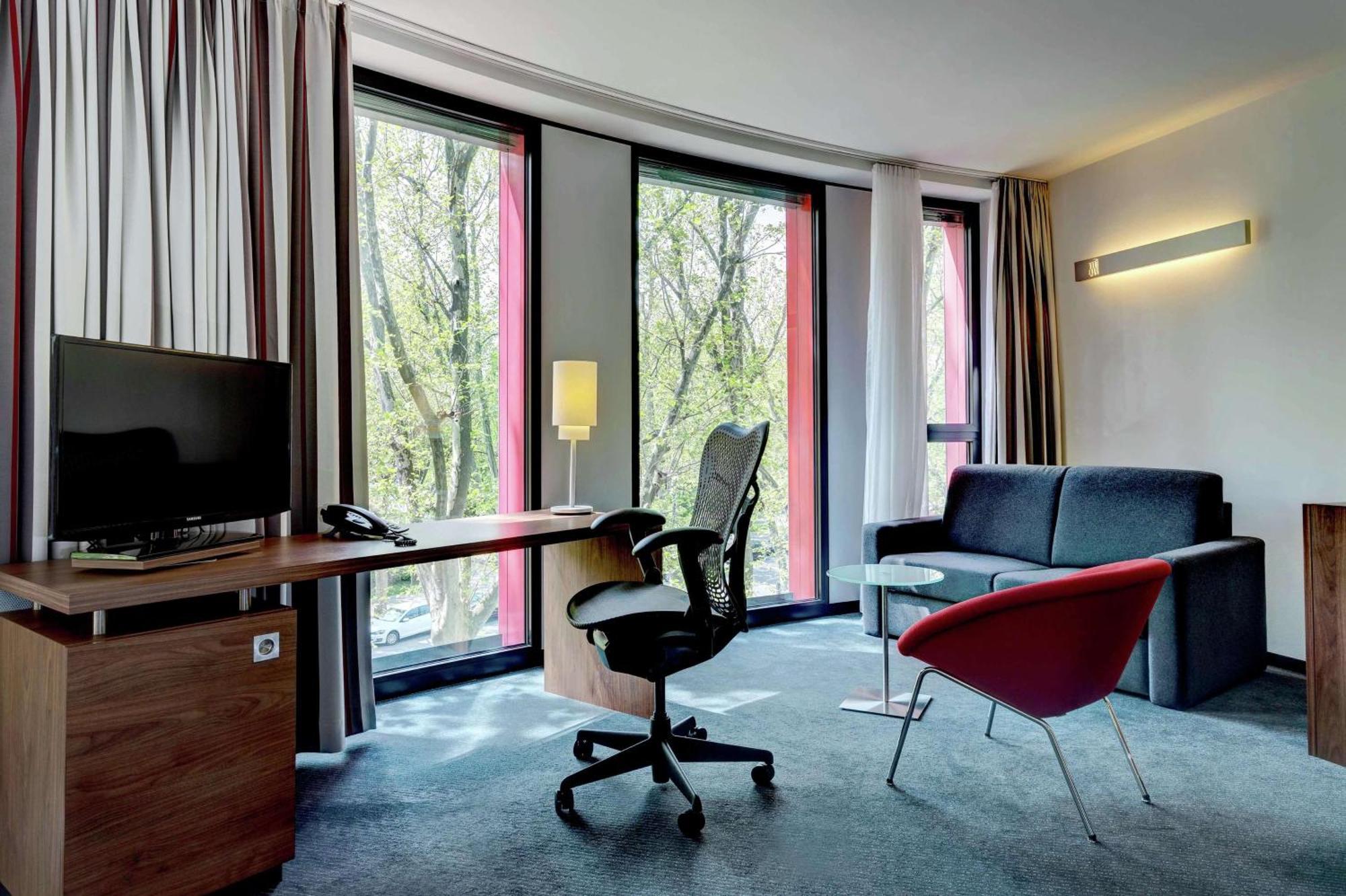 Hilton Garden Inn Stuttgart Neckarpark Экстерьер фото