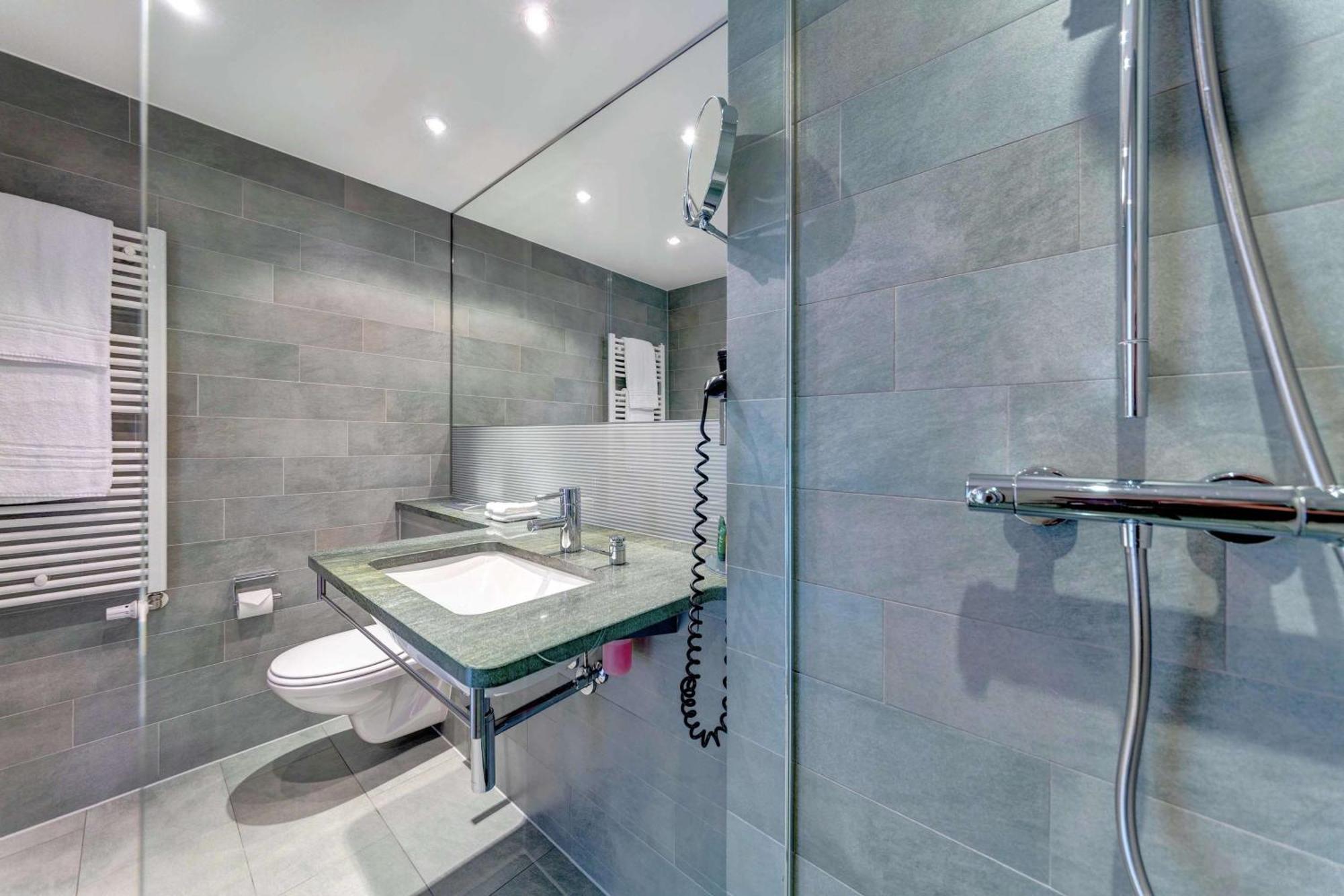 Hilton Garden Inn Stuttgart Neckarpark Экстерьер фото