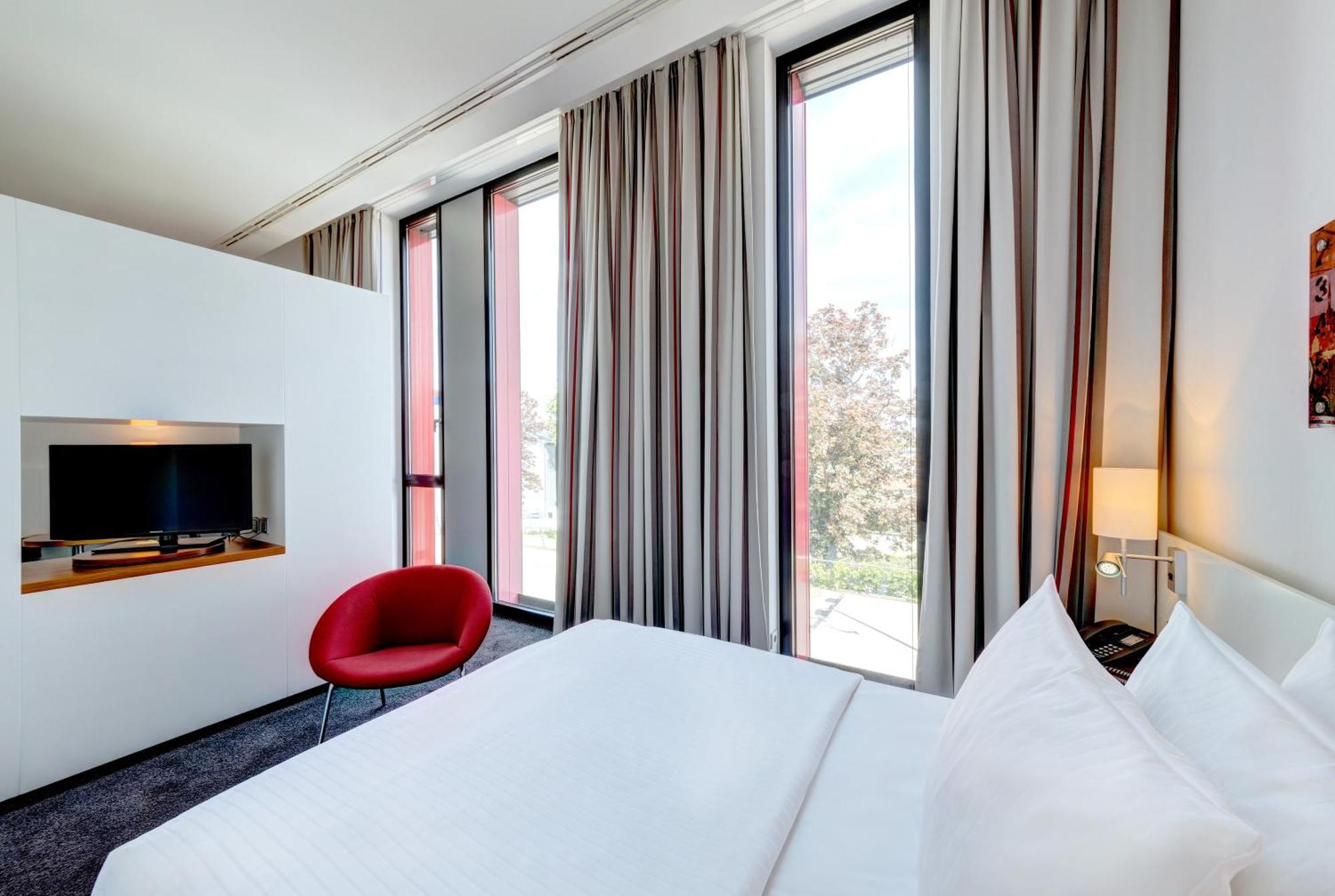 Hilton Garden Inn Stuttgart Neckarpark Экстерьер фото