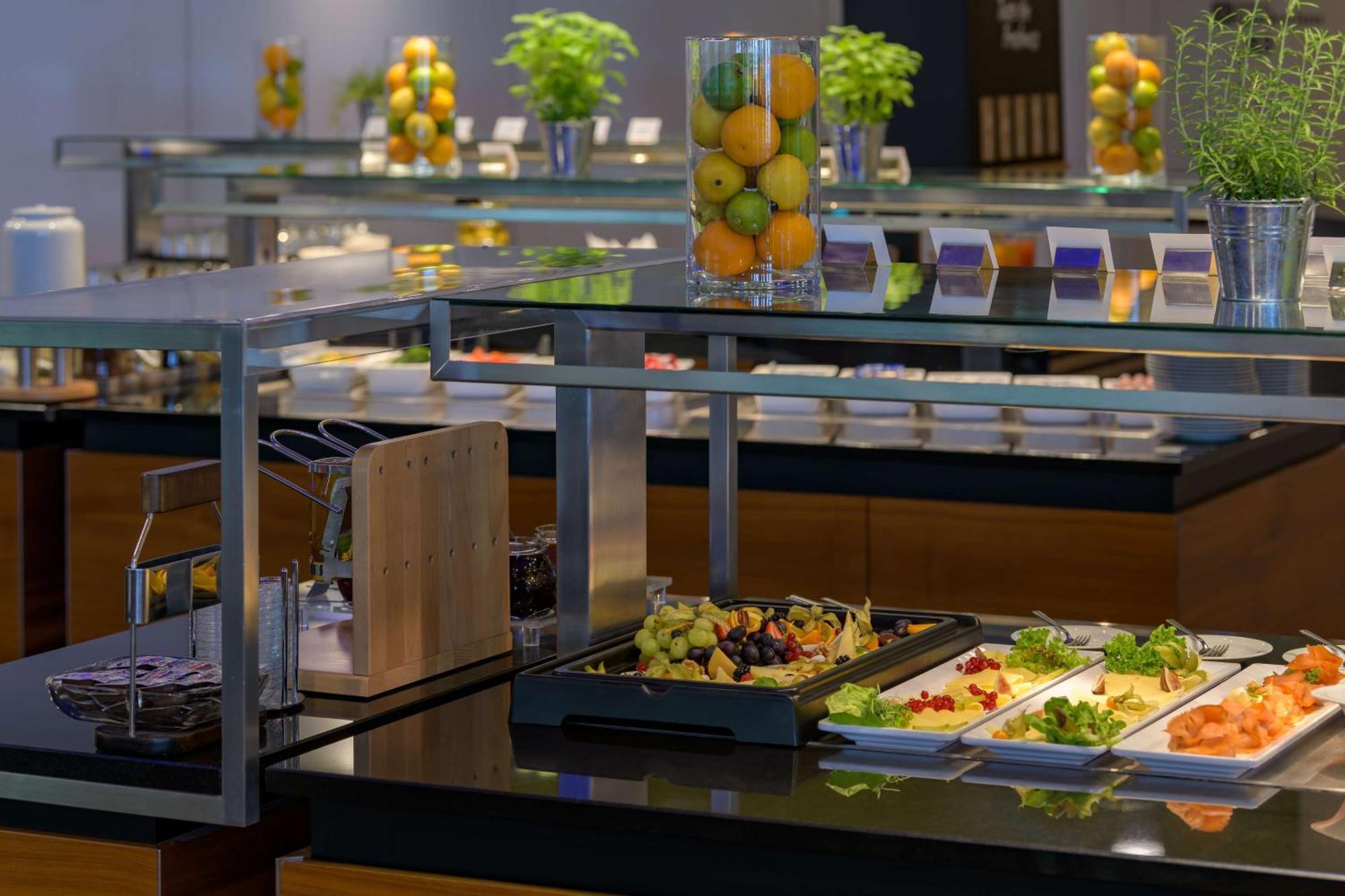 Hilton Garden Inn Stuttgart Neckarpark Экстерьер фото