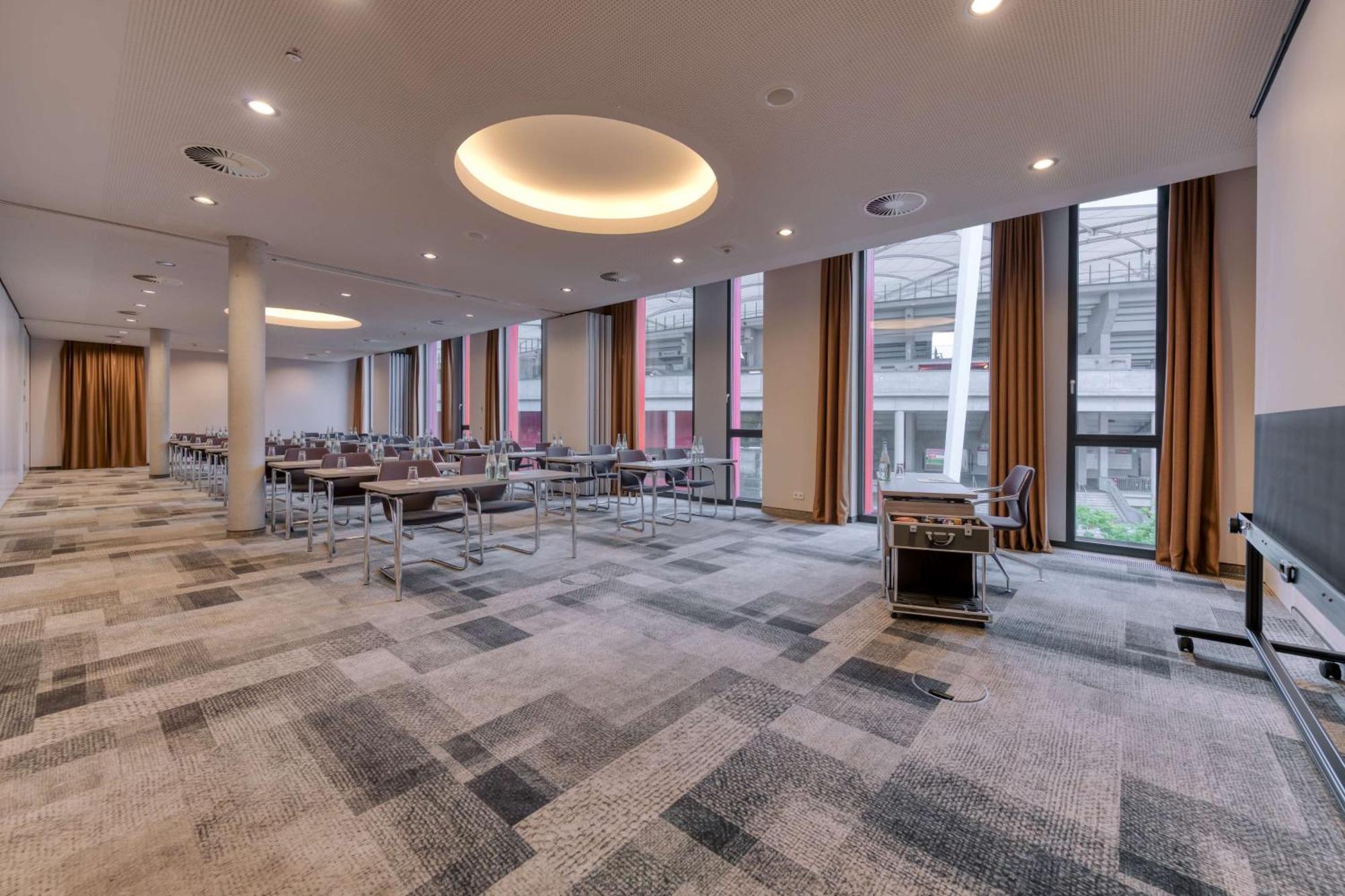 Hilton Garden Inn Stuttgart Neckarpark Экстерьер фото